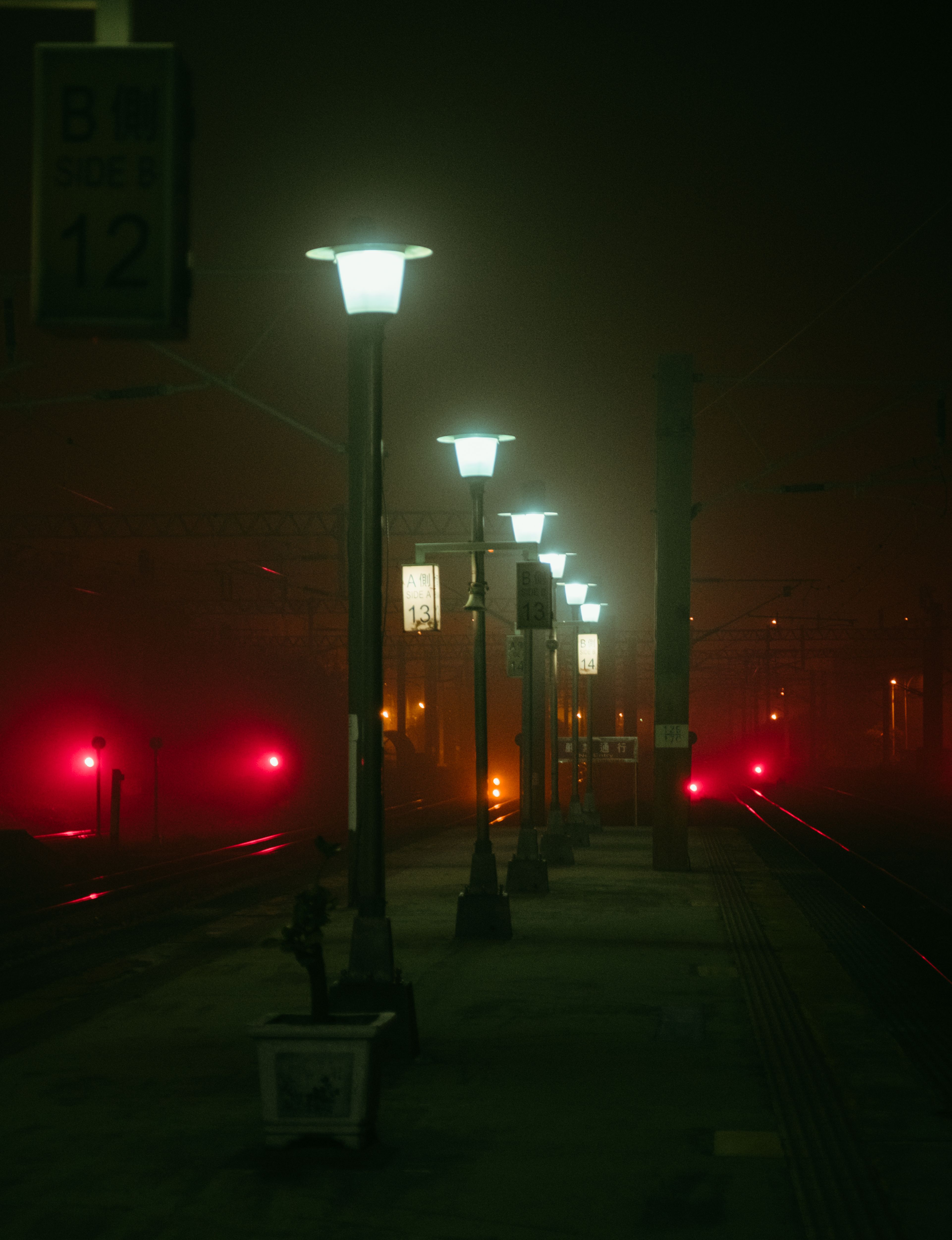 Ormanın içinden geçen gece treni: sıcak pencereler, peronda bekleyenler.